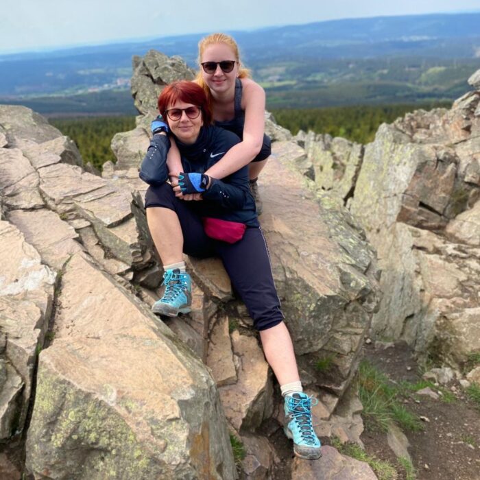 Foto von Anja und Sara Morell auf der Wolfswarte im Harz