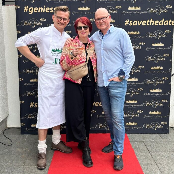Gruppenfoto zeigt Johannes Steingrüber vom Harzfenster Seesen, Anja Morell und Martin Silberborth, Mann von Anja und Geschäftsführer Harzer E-Bike