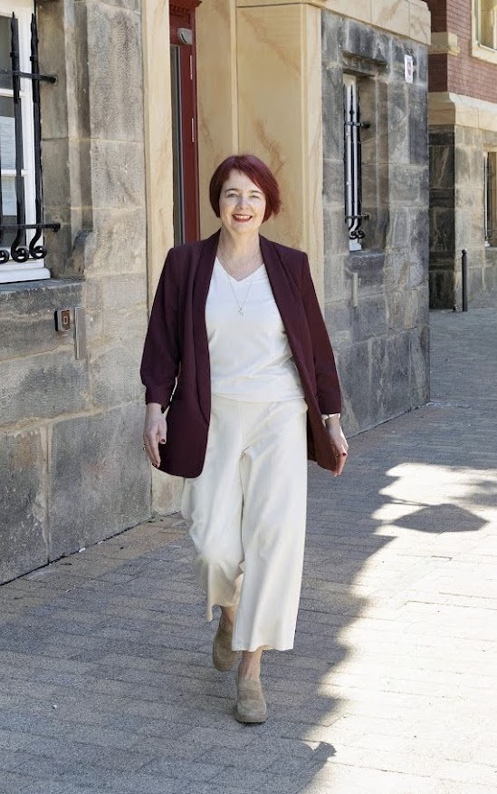 Foto von Anja Morell vor dem Rathaus in Seesen. Bürgermeisterkandidatin für die Bürgermeisterwahl Seesen 2026