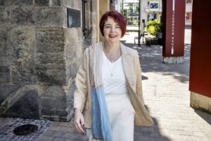 Foto von Anja Morell vor dem Rathaus in Seesen. Bürgermeisterkandidatin für die Bürgermeisterwahl Seesen 2026